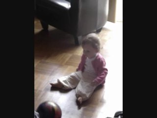 Maureen joue au ballon avec son Papa