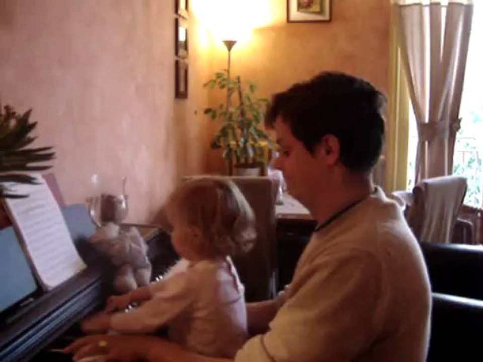 Maureen joue du piano
