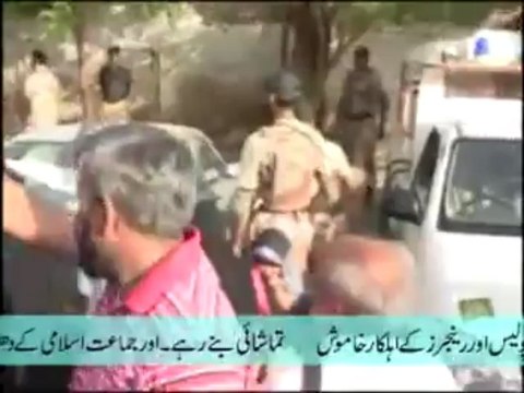 Woman gives bangles to coward Pakistan police and Pakistan rangers because they support MQM rigging during elections