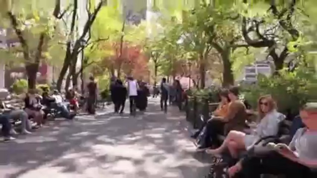 La surprise des passantes courtisées en musique