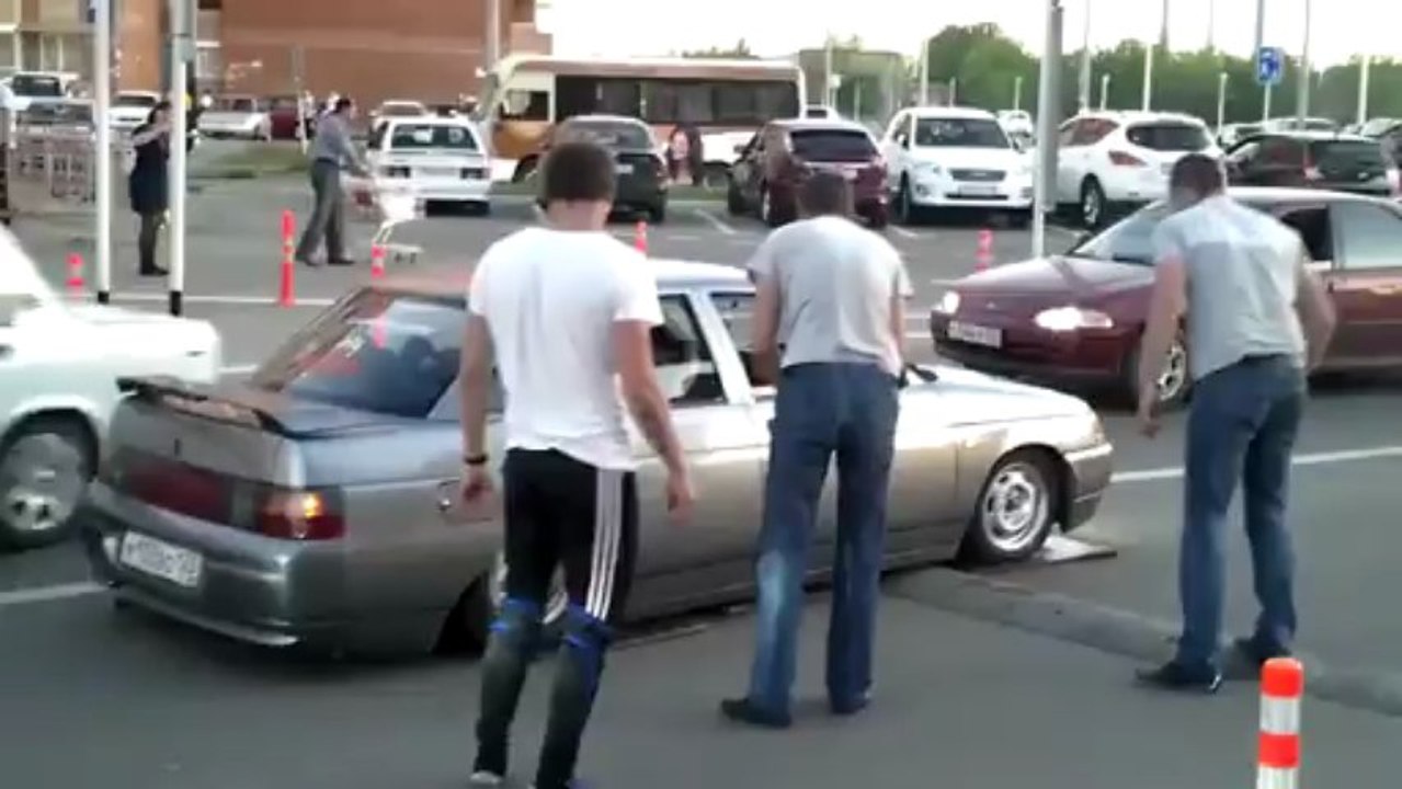 tuning russe contre dos d'âne Russian tuning vs speed bump Tuning vs Dos d'âne Заниженный таз vs лежачий полицейский