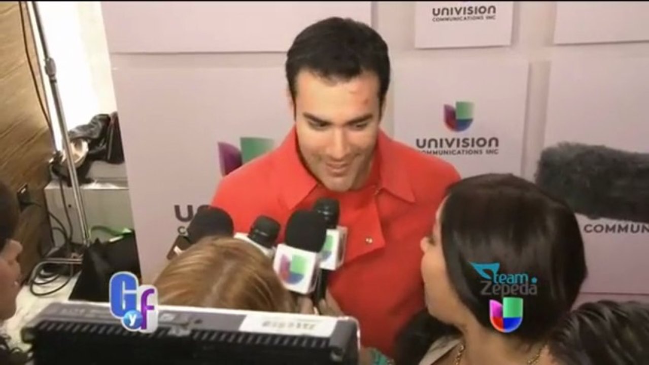 David Zepeda @davidzepeda1 sufrió un golpe con el micrófono de Enrique Iglesias || EGYF