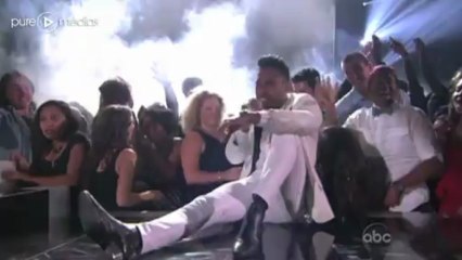 Le chanteur Miguel chute lors des Billboard Music Awards 2013