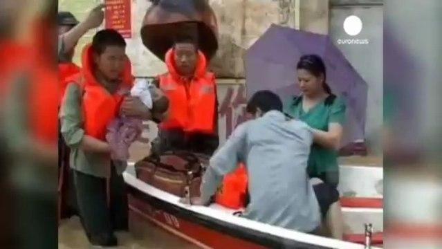 Hundreds stranded by floods in southern Chinese province