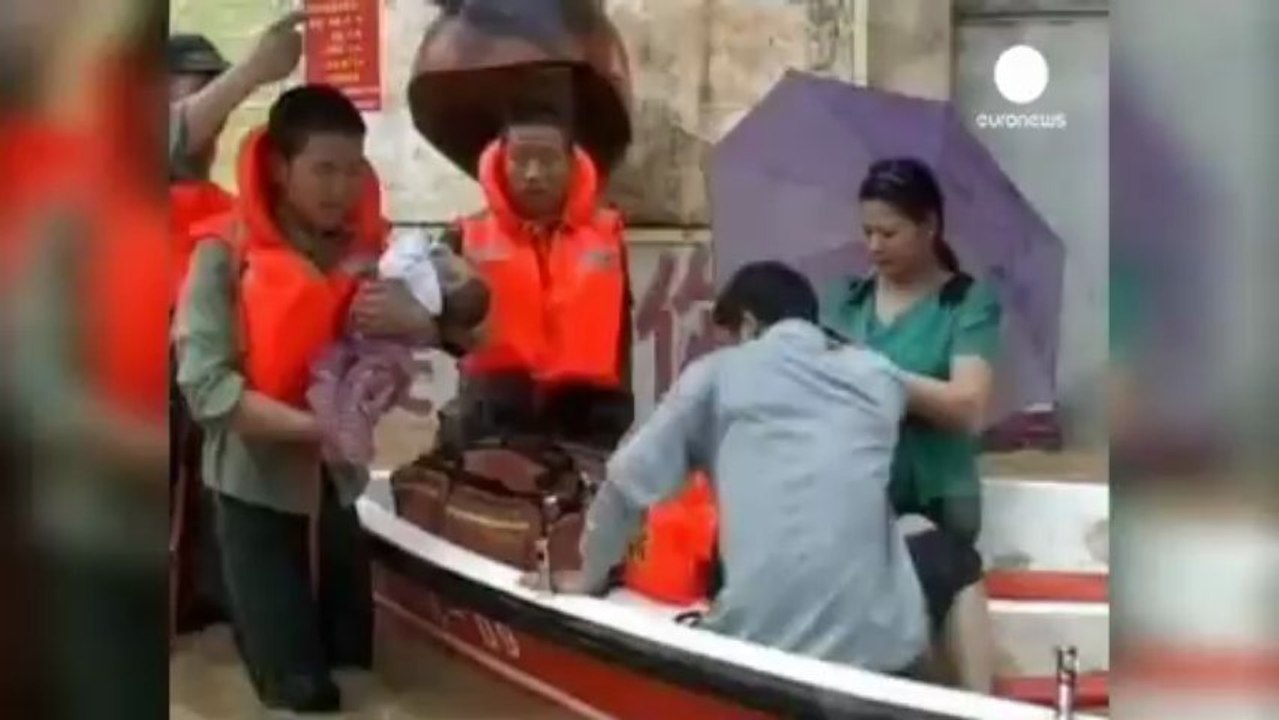 Çin'in güneyi sele teslim: En az 55 ölü