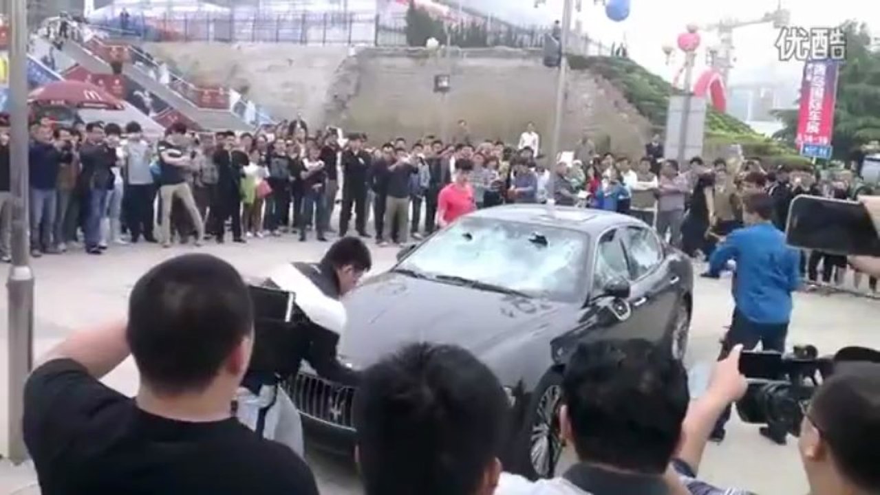 Un client chinois en colère détruit sa Maserati