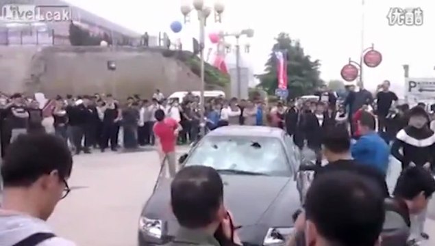 Pour protester contre le SAV, il détruit sa Maserati