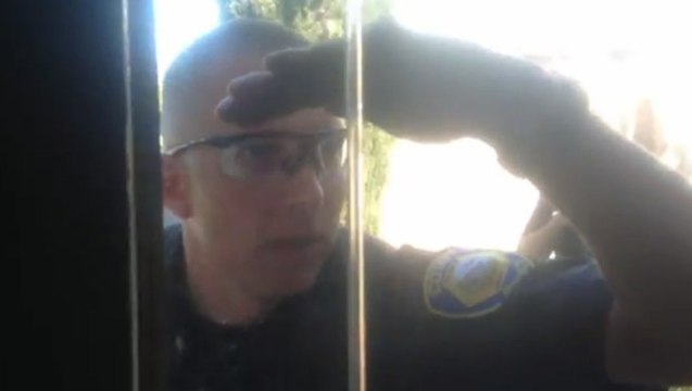 Policiers forcent la porte et tasent sans mandat