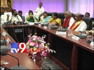 Kanimori Bapiraju discusses laddu quality with TTD officials