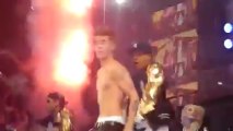 Justin Bieber takes off shirt while performing