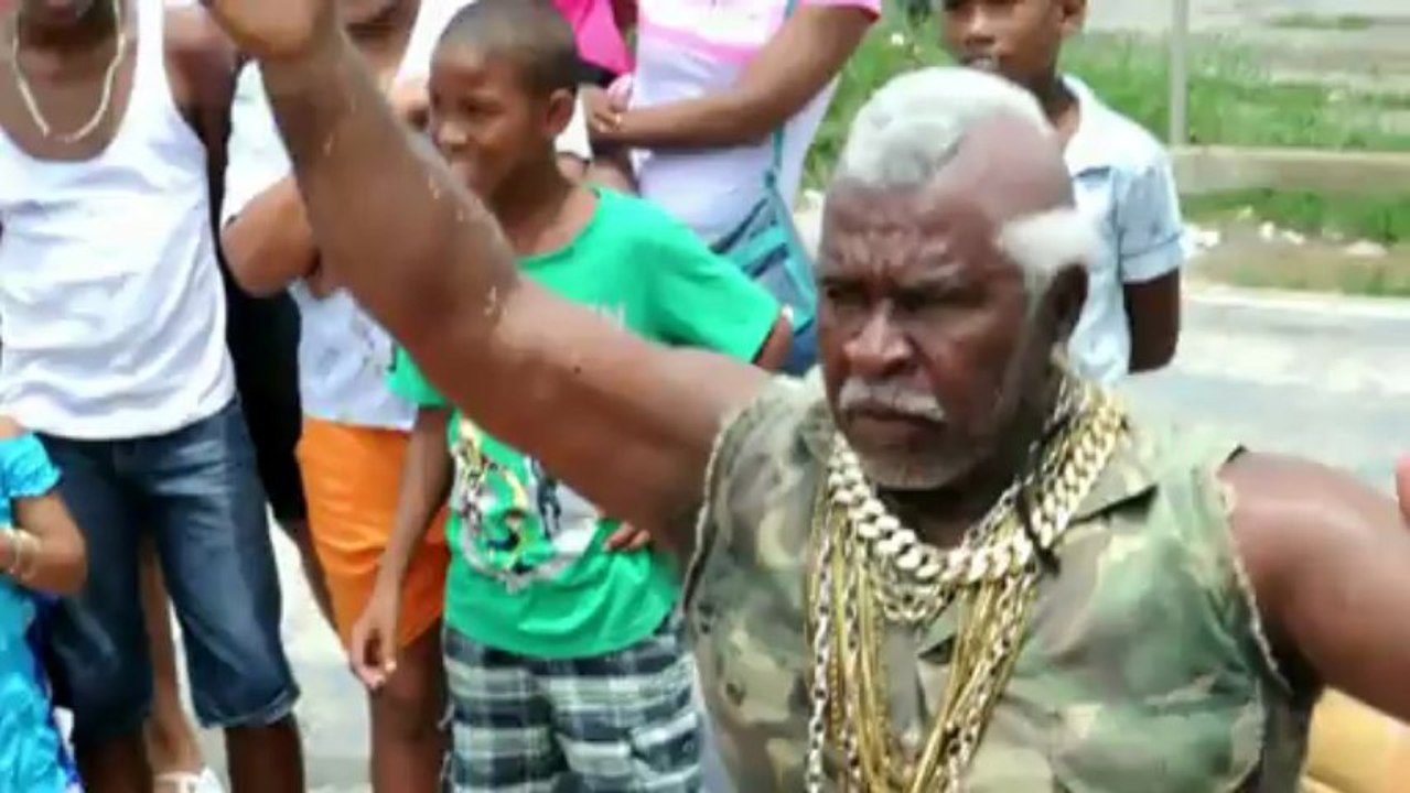 Kokosnüsse schälen mit bloßen Zähnen