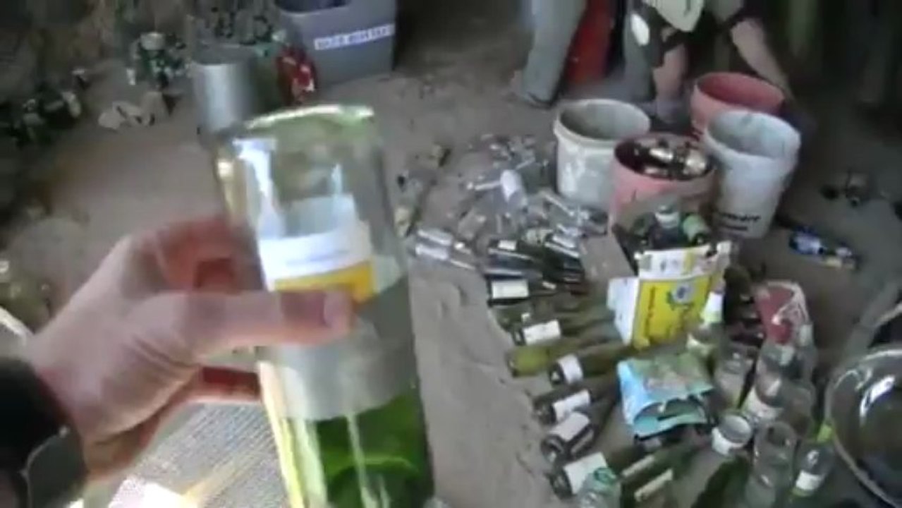 Fabrication d'une brique de verre pour Earthship.