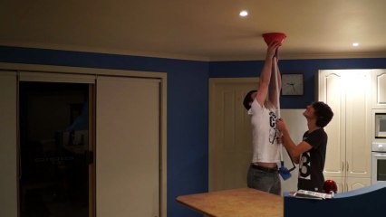 Blague du bol d'eau au plafond Ninja Edition