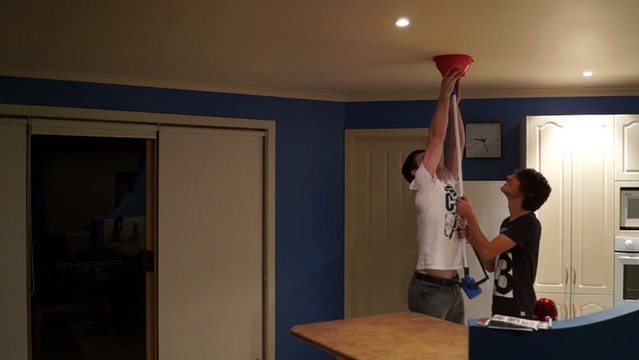 Blague du bol d'eau au plafond Ninja Edition