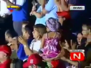 (VÍDEO) 2006 y 2011  Hugo Chávez y Génesis, la niña con cáncer