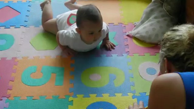 Sofia s'essaie aux 4 pattes