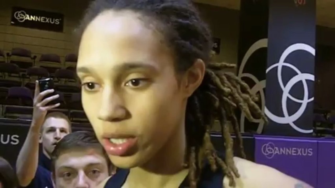 Kareem Abdul Jabbar enseigne son bras roulé à Brittney Griner Vidéo