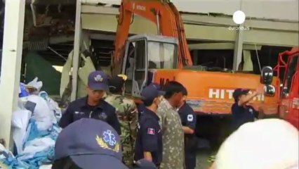 El techo de una fábrica de Camboya se hunde dejando al...