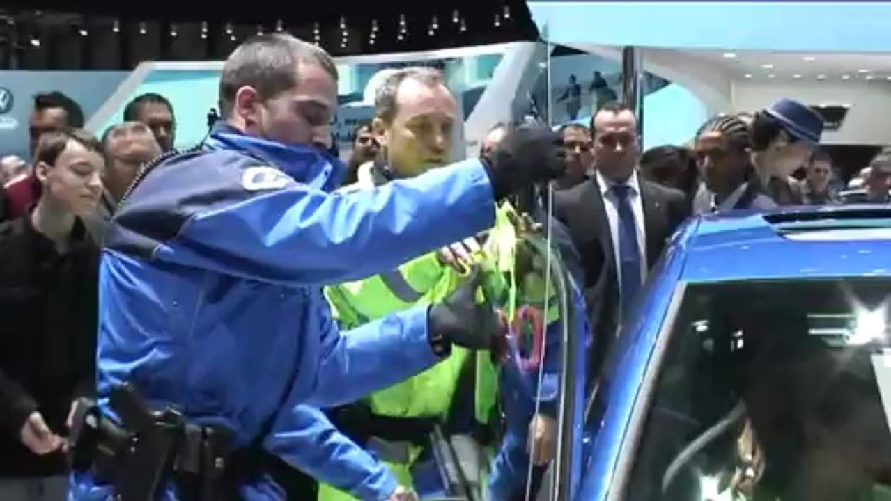 Opération coup de poing de Greenpeace sur le stand Volkswagen au salon de Genève