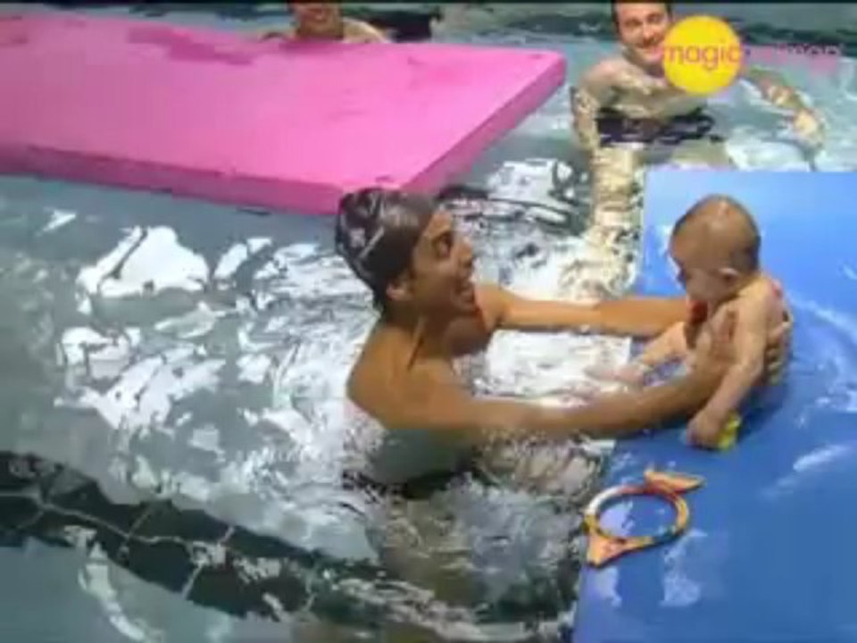 Vidéo : initiez bébé aux bébés nageurs