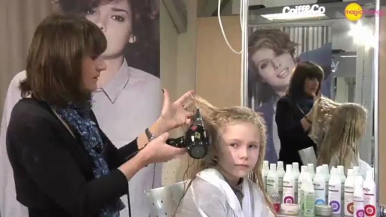 Vidéo : comment démêler simplement les cheveux de sa fille ?
