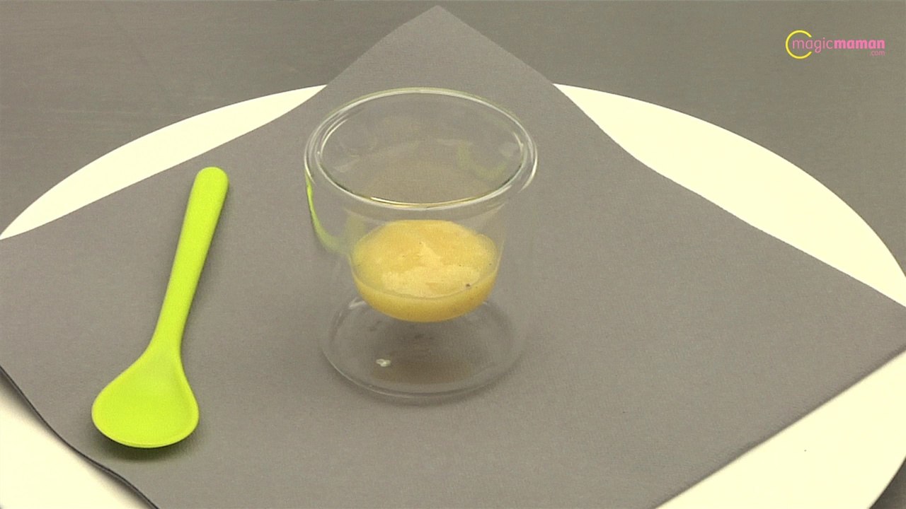 Vidéo : recette de compote pomme-banane à la canelle pour bébé de 6 mois (et plus !)