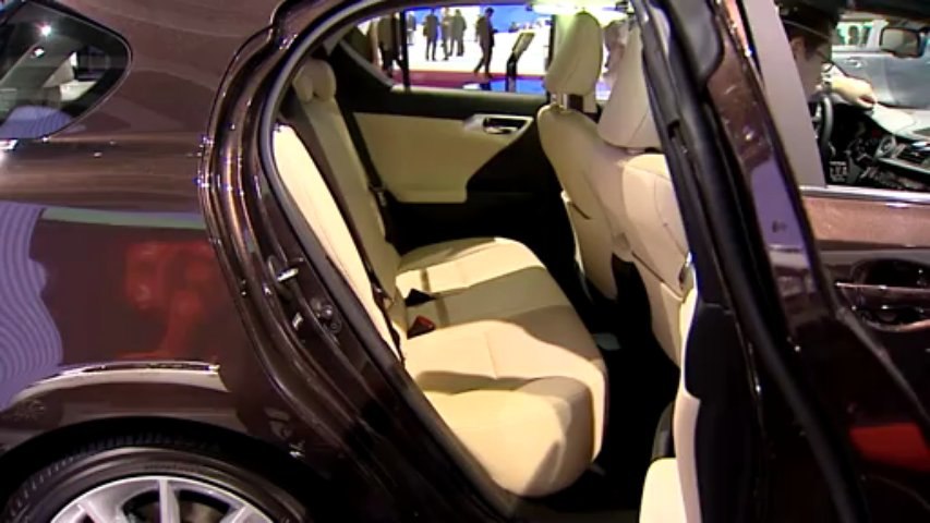 Lexus CT 200h en direct du Mondial de Paris 2010