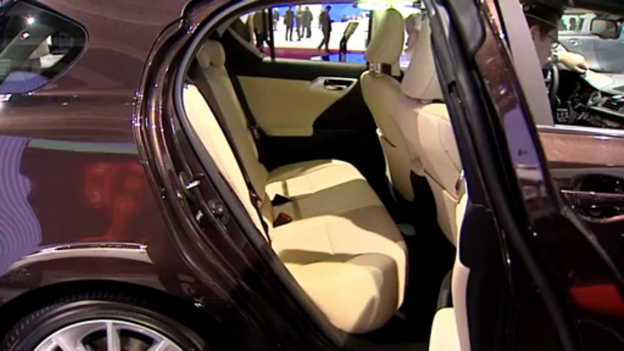 Lexus CT 200h en direct du Mondial de Paris 2010