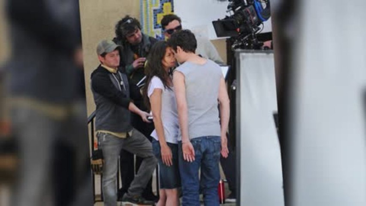 Katie Holmes kuschelt am Set