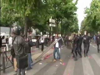 Exclu - PSG Paris - Tonton Marcel jeté par les CRS