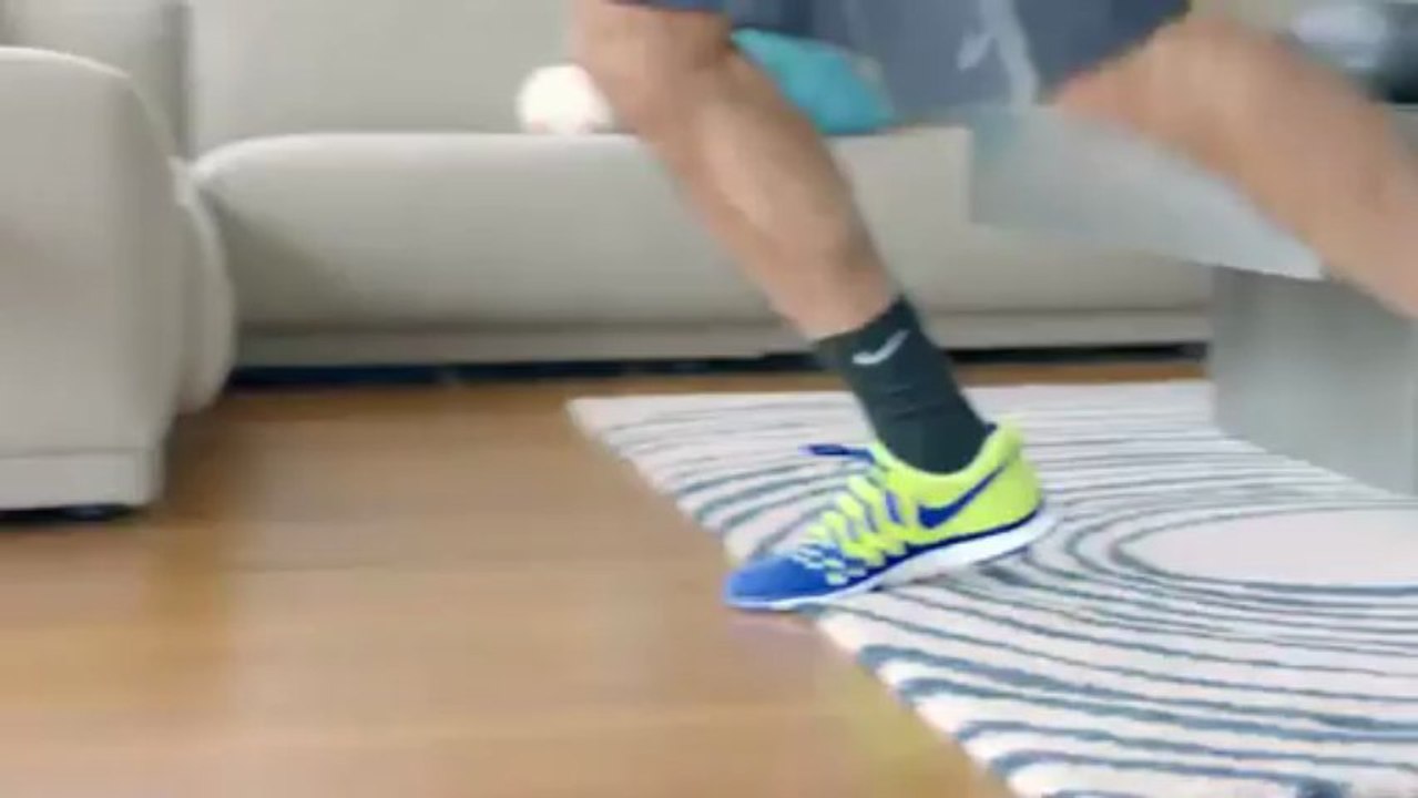 Roger Federer se bat contre une mouche dans la pub