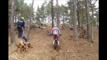 Sauter à la corde avec une motocross