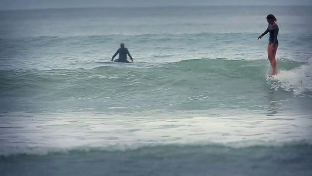 Du surf, l'Océan, la plage et ... des filles sublimes.. La vidéo parfaite!
