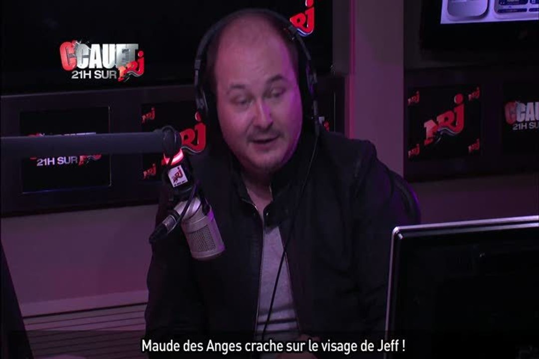 Tous le public et l'équipe se retournent pour le live de Maude des Anges !