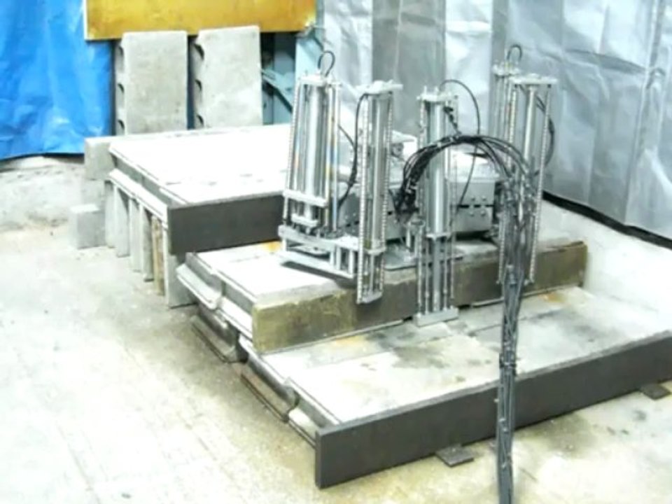 水圧軟体筋肉ロボット：P42：三足歩行：階段：サンポート