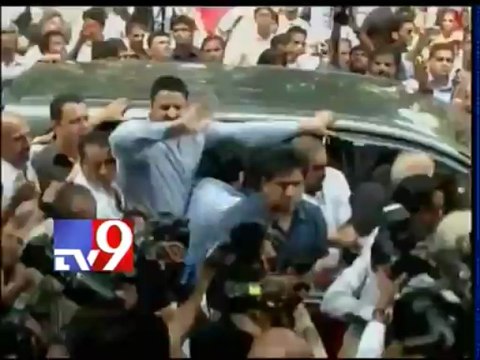 Sanjay Dutt surrenders to TADA court