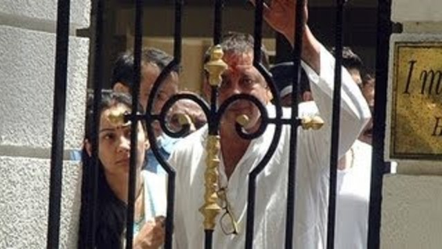 Sanjay Dutt Surrenders @ TADA Court !