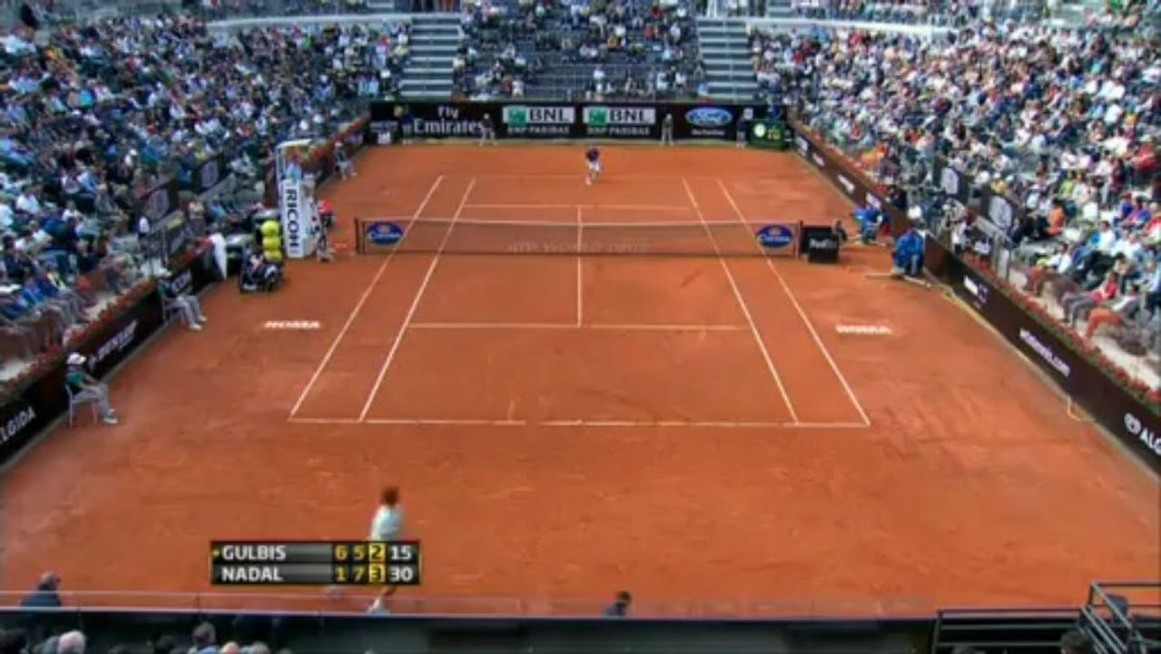 Djokovic y Federer avanzan sin problemas en Roma, mientras Nadal sufre