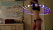 Une jolie fille en Bikini danse avec un Hula Hoop lumineux!