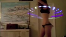 Une jolie fille en Bikini danse avec un Hula Hoop lumineux!