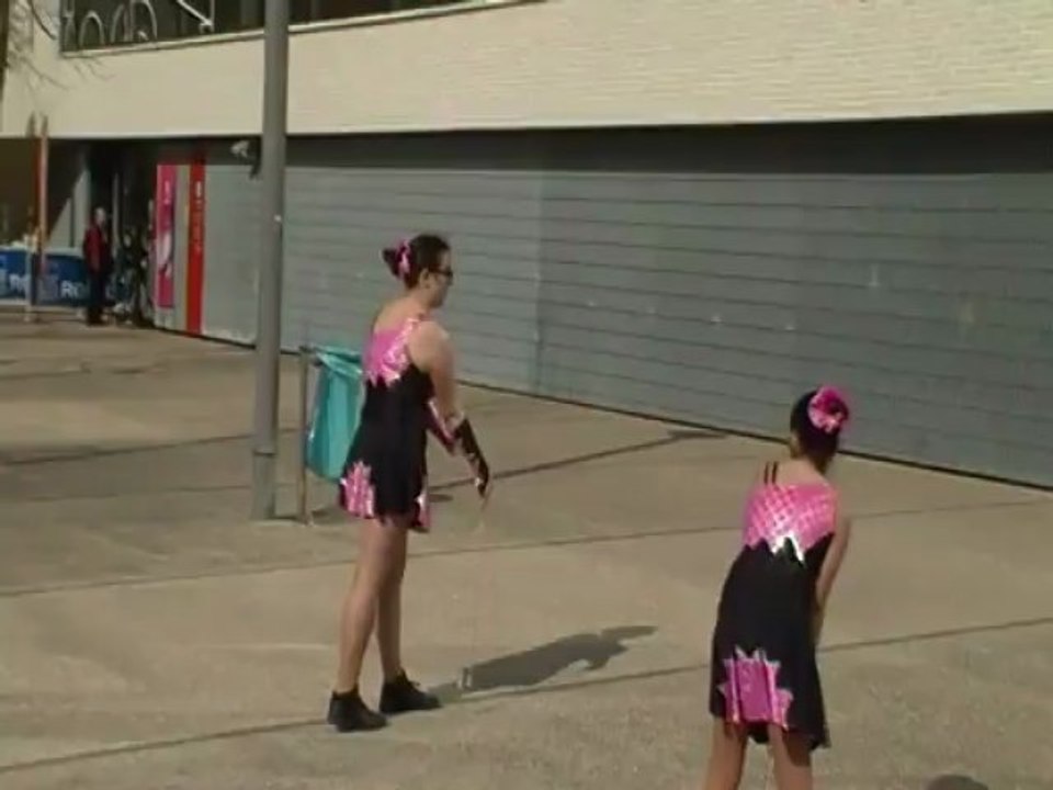 Emilie et Priscillia - Majorettes à reims sur Call me maybe