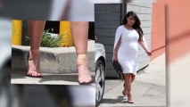 Kim Kardashian, enceinte, glisse ses pieds enflés dans des hauts talons