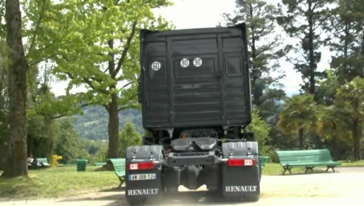 " LES  W-D.D. MICHOU NEWS " - 17 MAI 2013 - G.P. AUTO MODERNE DE PAU : INSTALLATION DES STANDS AU PARC BEAUMONT.