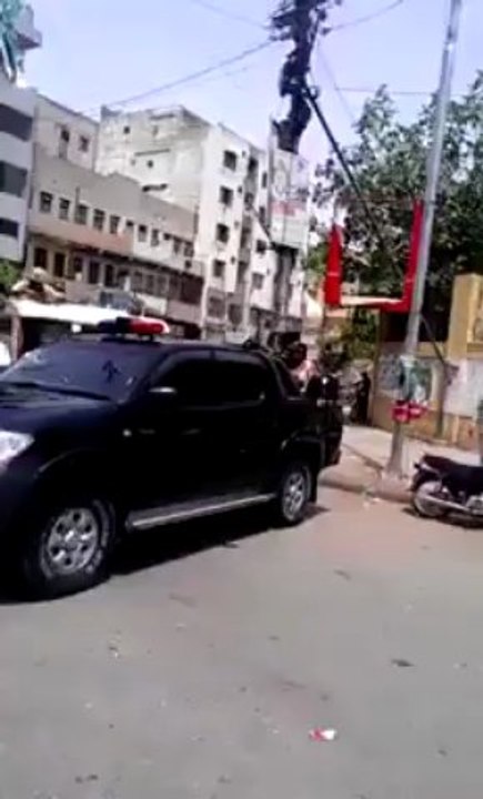 NA 250 Karachi - PTI Workers Handeling Ballot boxes under Protection of Rangers