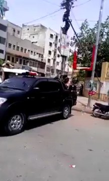 NA 250 Karachi - PTI Workers Handeling Ballot boxes under Protection of Rangers