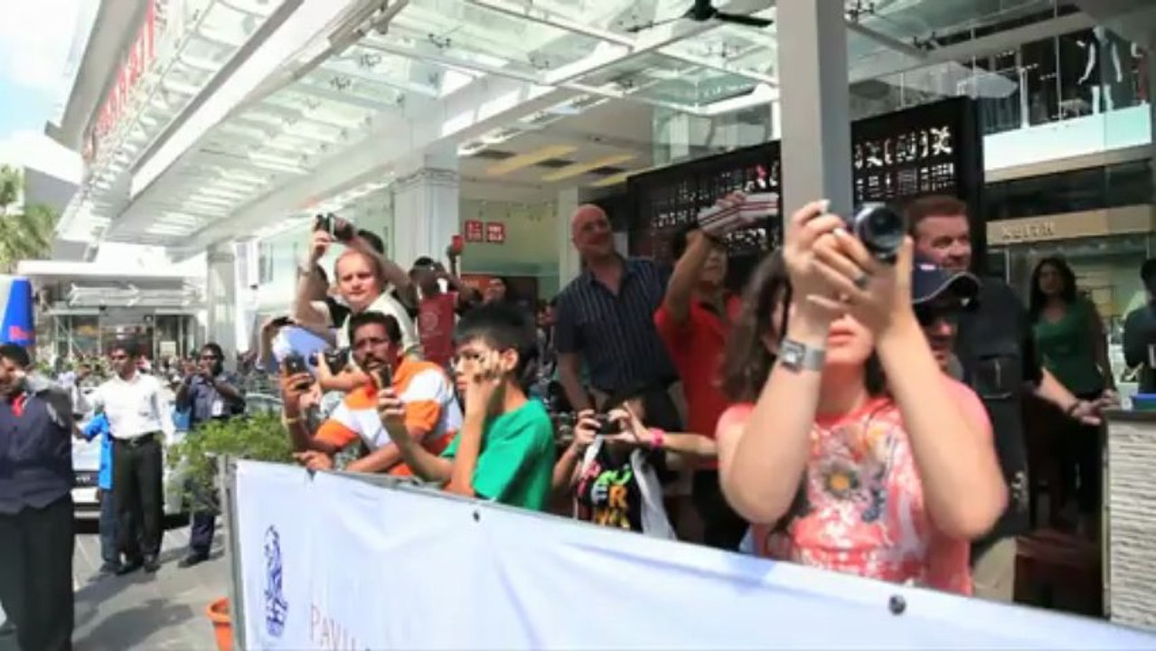 David Coulthard avec une Red Bull dans les rues de Malaisie