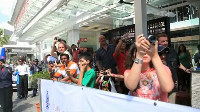 David Coulthard avec une Red Bull dans les rues de Malaisie