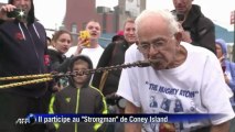 Un Américain de 92 ans tire une voiture avec ses dents