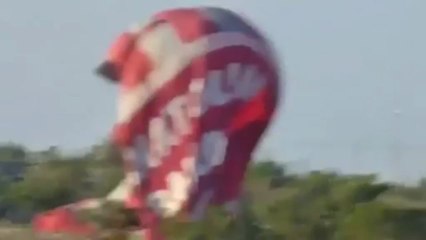 Hot air balloon crashes to the ground in Turkey
