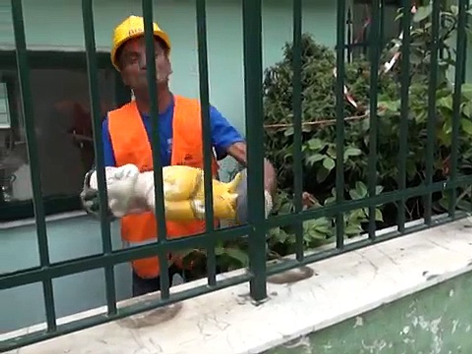 Caivano (NA) - Parco verde, cappelle della camorra abbattute (17.05.13)